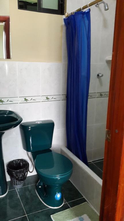 Hostal Los Lirios Лоха Экстерьер фото