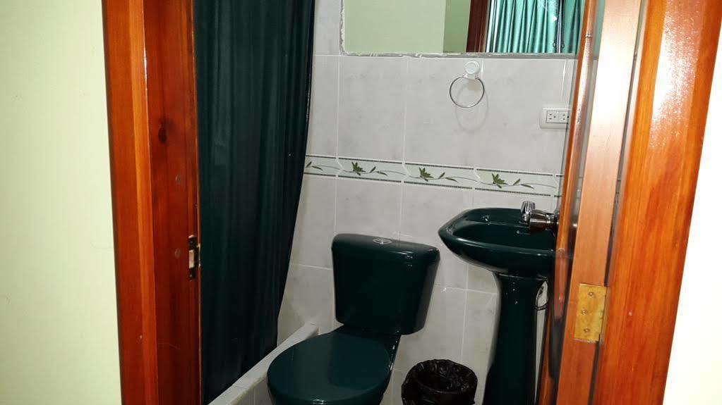 Hostal Los Lirios Лоха Экстерьер фото