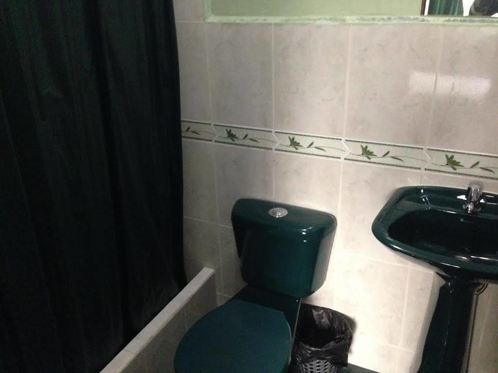 Hostal Los Lirios Лоха Экстерьер фото