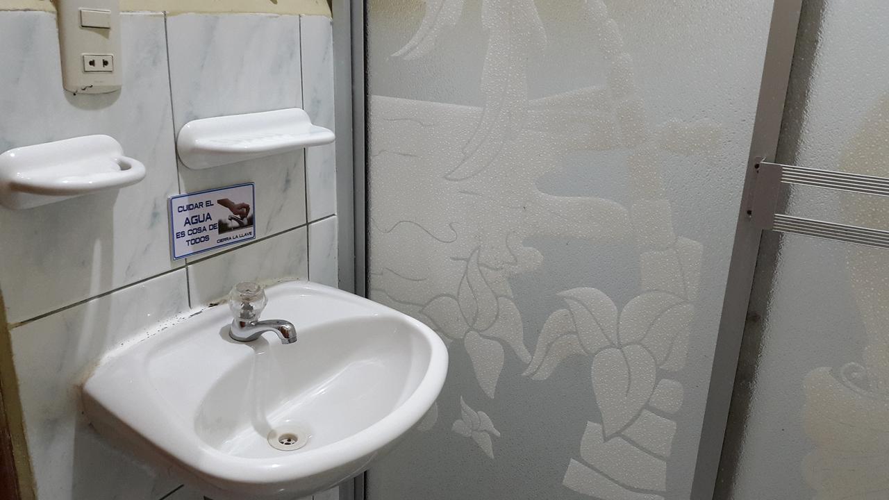 Hostal Los Lirios Лоха Экстерьер фото