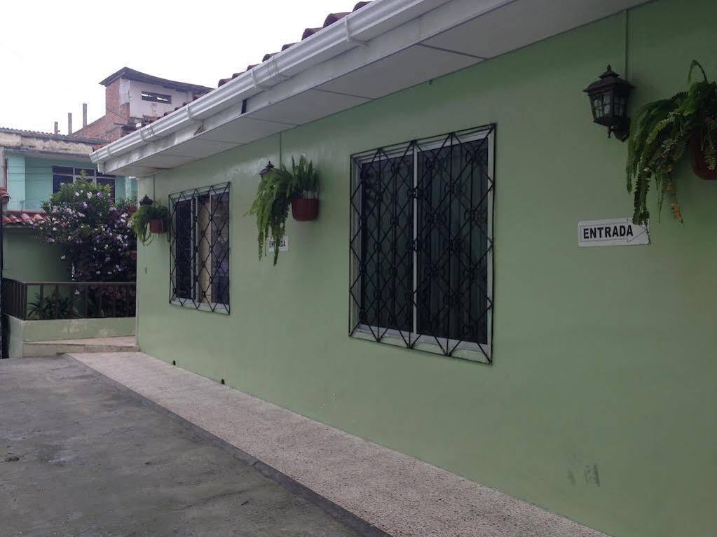 Hostal Los Lirios Лоха Экстерьер фото
